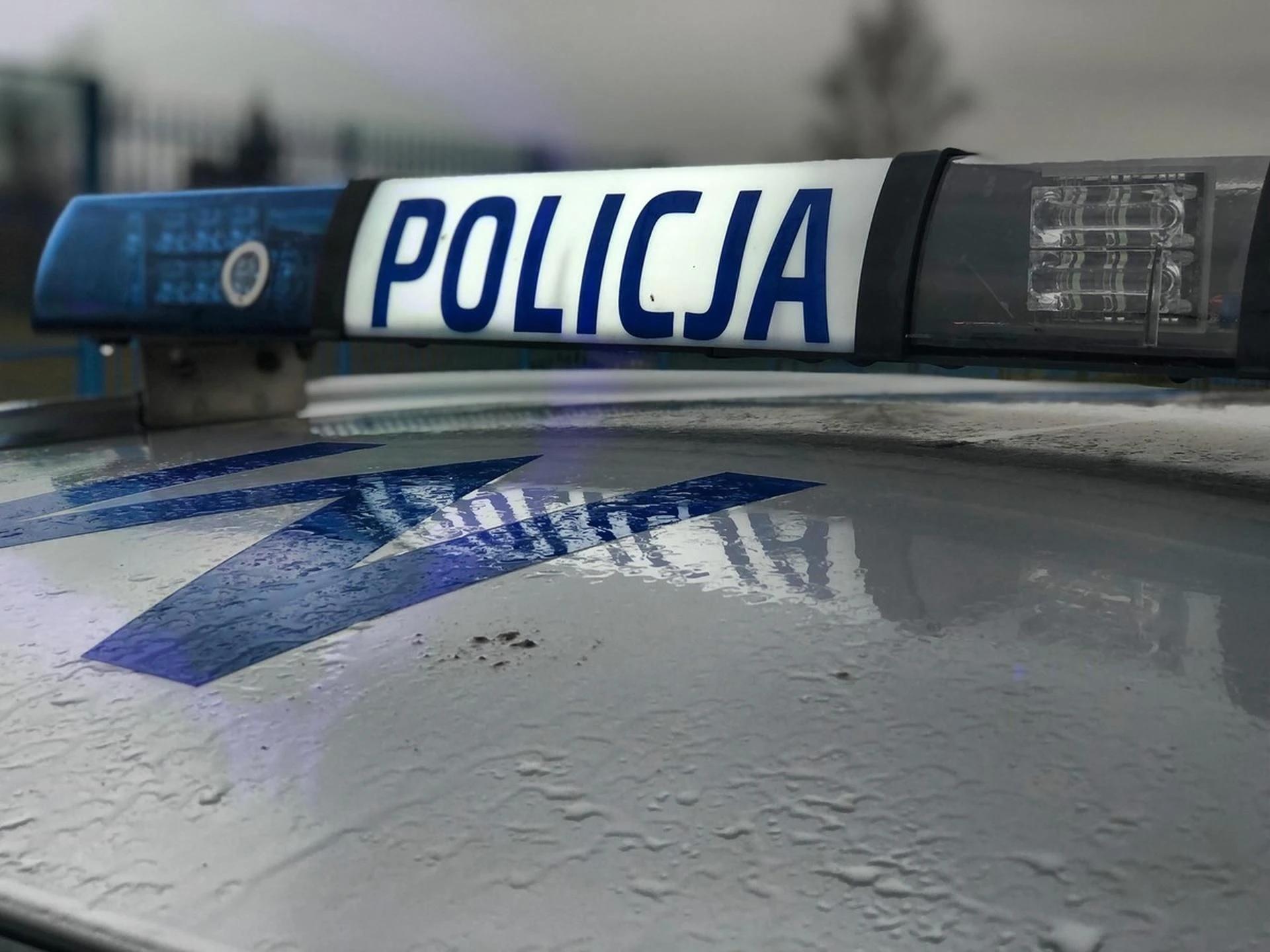 Groźny wypadek 18-latek dachował na łuku drogi. W aucie była ciężarna nastolatka
