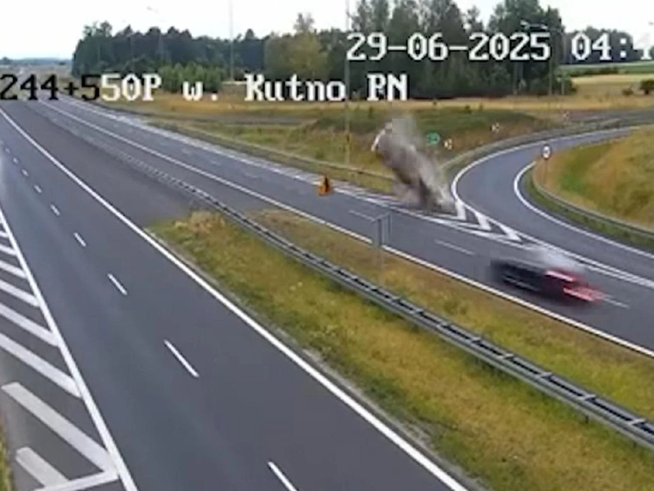 Koszmar na A1 Samochód wbił się w poduszkę i koziołkował. 