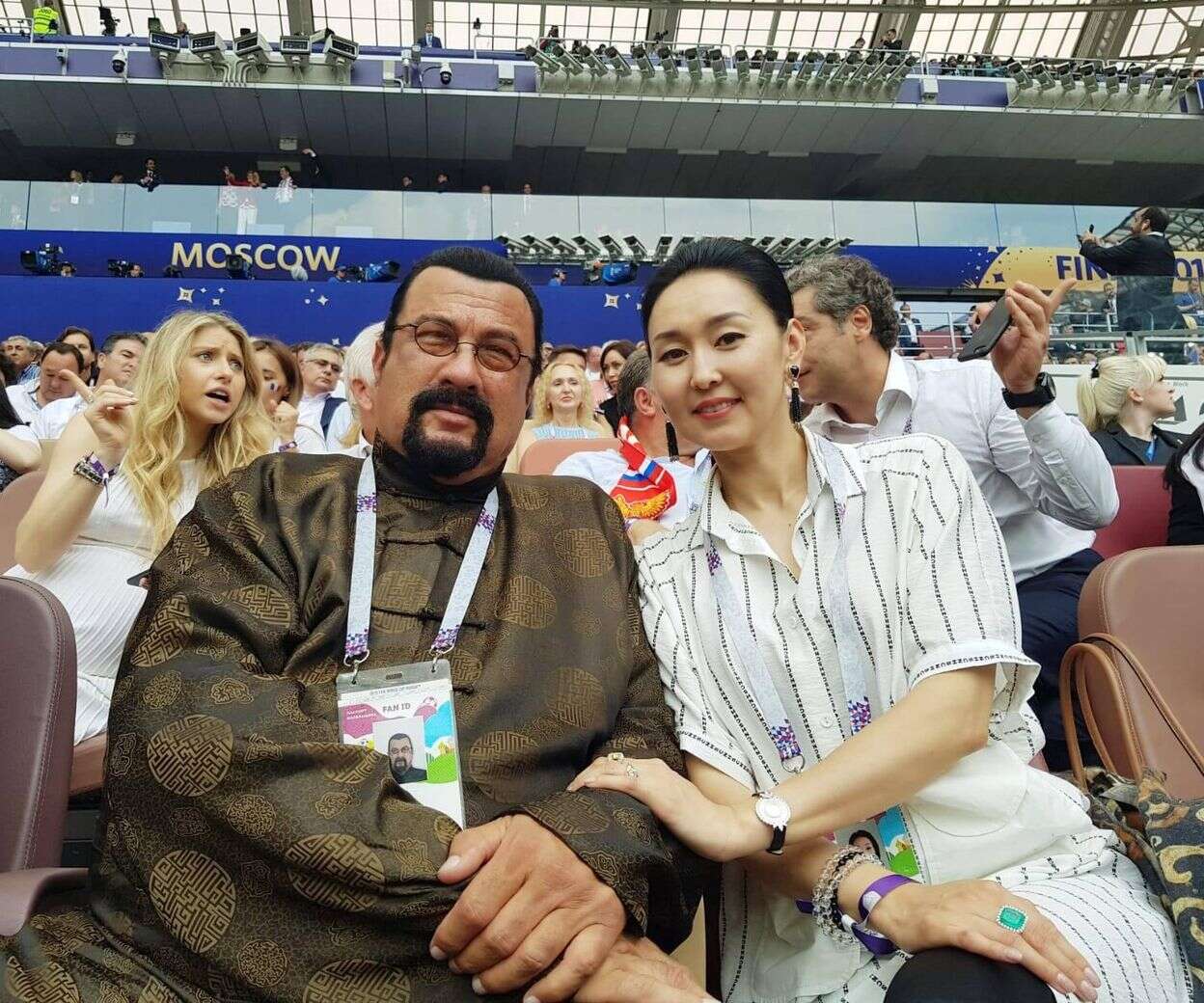 Jest fanem Rosji, Putina i Trumpa Steven Seagal był ikoną w latach 90. Teraz jest na dnie, a ludzie go nienawidzą. Wys…