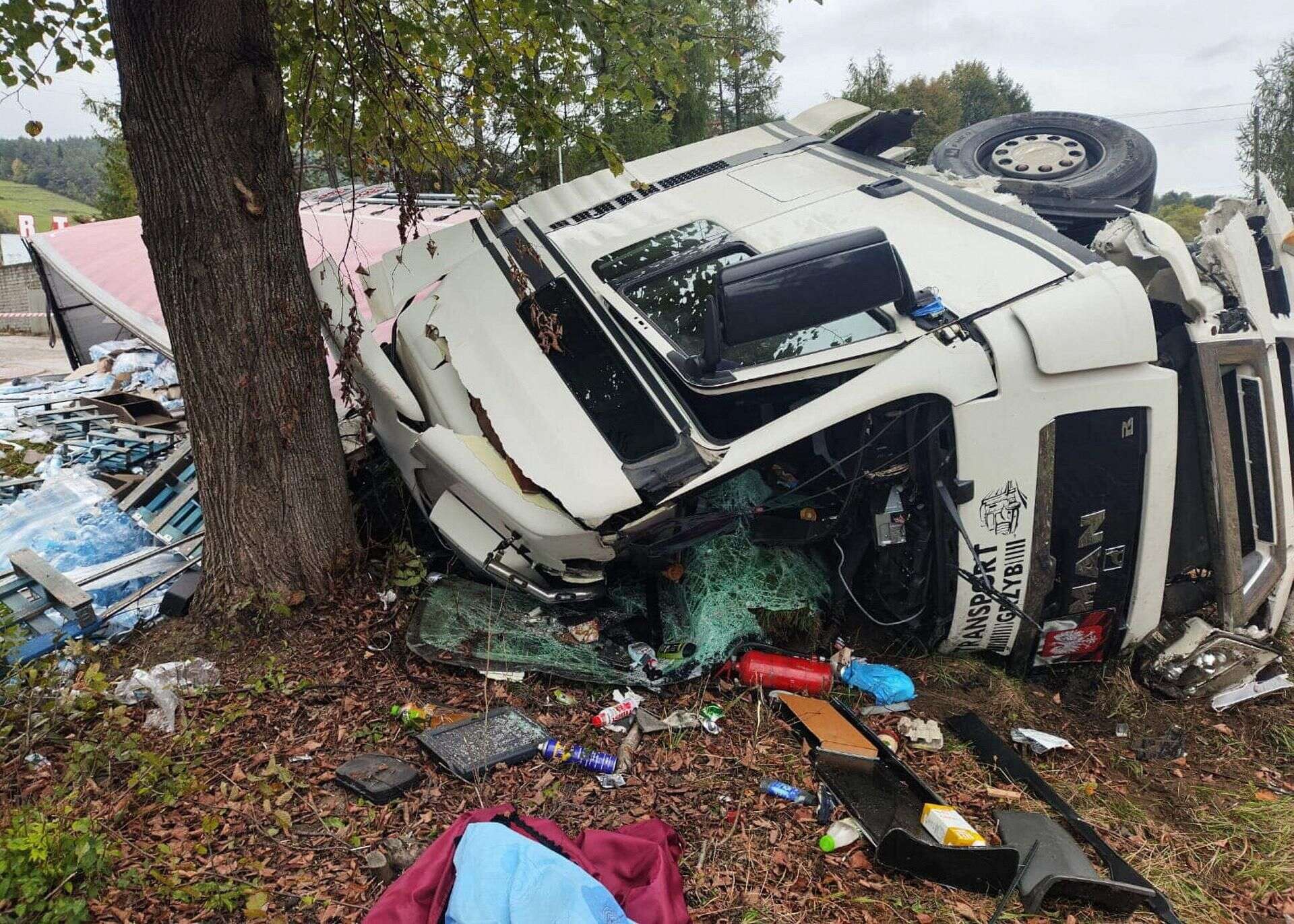 Wypadek śmiertelny Potworna kraksa skody z tirem. Nie żyje kierowca osobówki