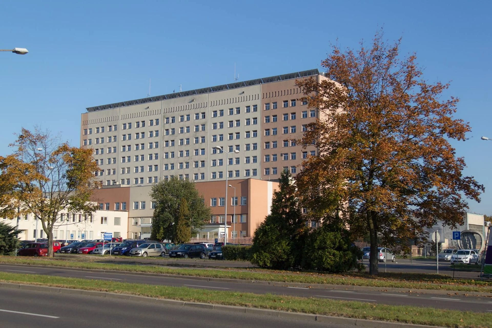 Ludzie łapią się za głowy Niezabezpieczone auto przejechało dwie kobiety! Szokujące sceny na szpitalnym parkin…