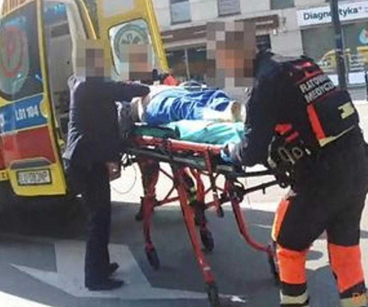 Wzorowa postawa Starsza pani nagle osunęła się na ziemię. Natychmiast ruszyli na pomoc