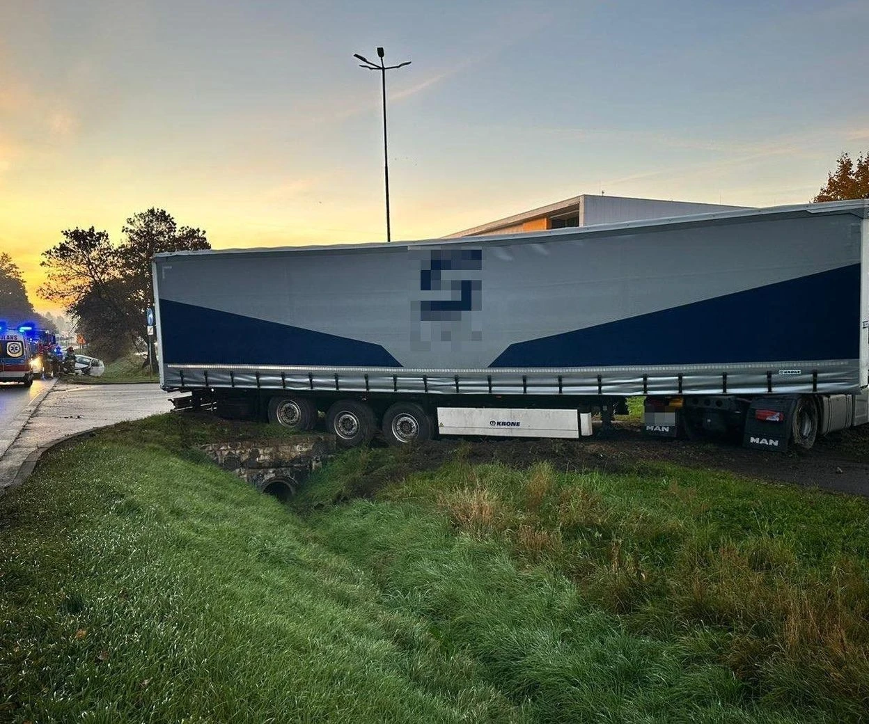 Niebezpiecznie na drogach Kraksa na DK11. Ogromne utrudnienia dla kierowców