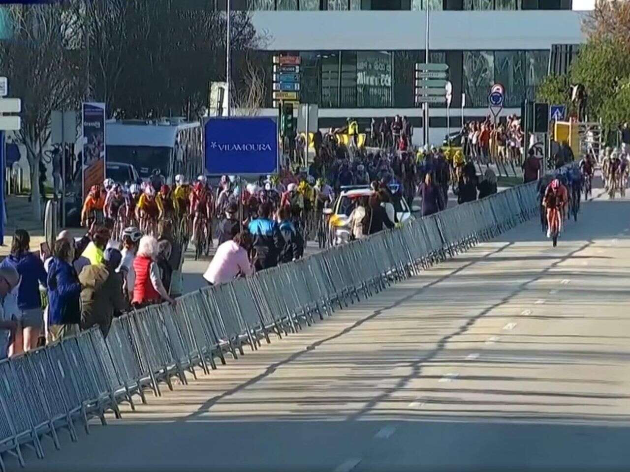 aż trudno uwierzyć Kosmiczne zamieszanie podczas wyścigu kolarskiego. To mogło skończyć się wielką trag…