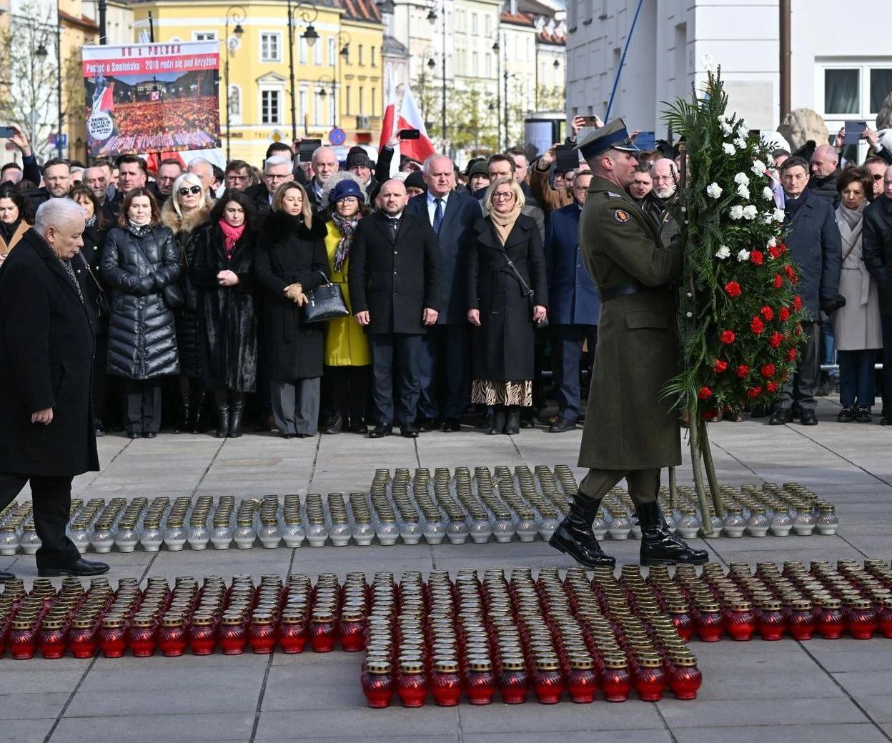 pojawiło się pogotowie Awantura na rocznicy katastrofy smoleńskiej! Protesty pod pomnikiem ofiar