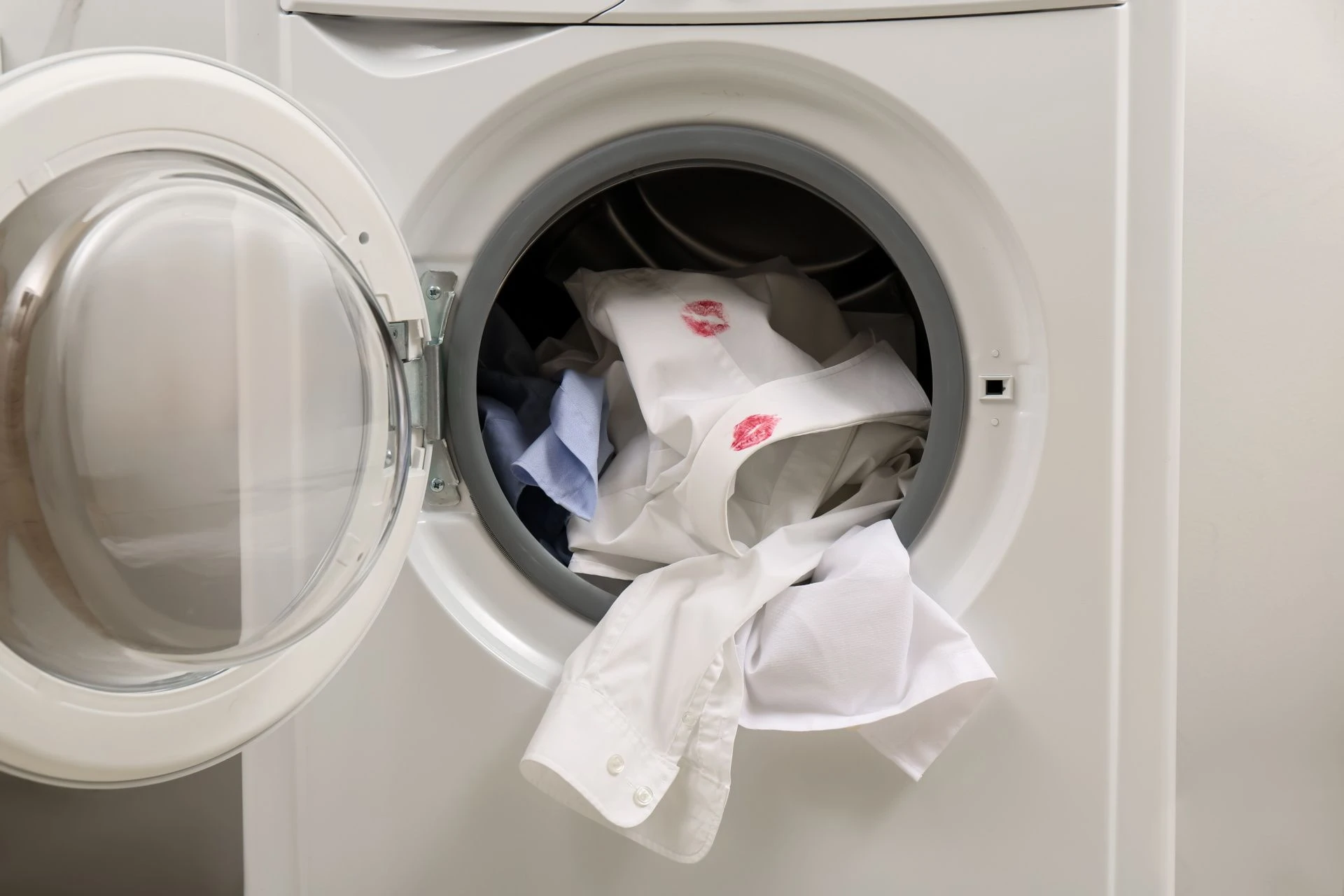 Pranie ubrań Mieszam z proszkiem i piorę koszule w pralce, a są jak nowe. Po wyjęciu z bębna są ś…