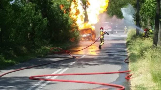 Lipa. Pożar auta pod Strykowem: przewoził ponad 100 butli gazowych. Zaczęły wybuch...