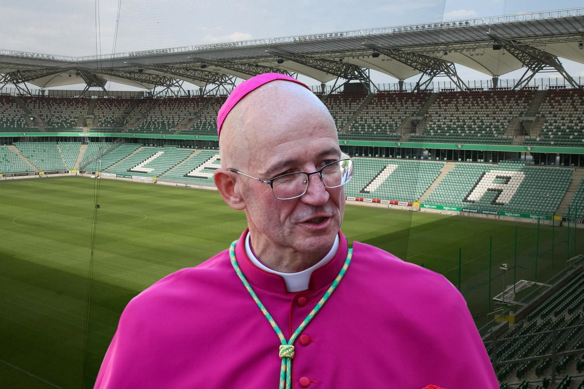 Niecodzienne wydarzenie Nowy metropolita warszawski wejdzie na stadion! Abp. Galbas odprawi mszę na stadioni…