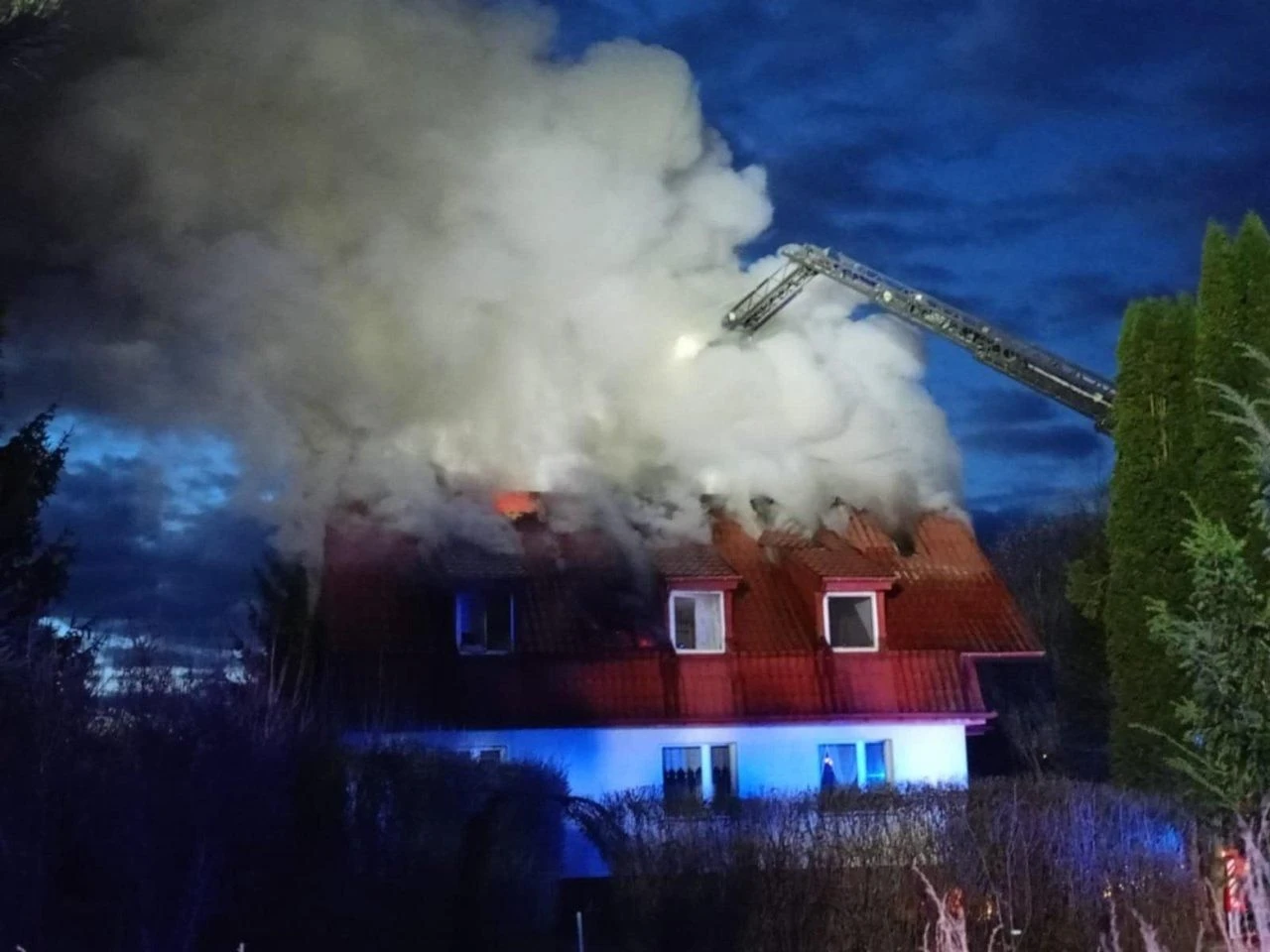 dramat! Pożar domu pod Bydgoszczą. Rodzina w jednej chwili straciła dach nad głową!