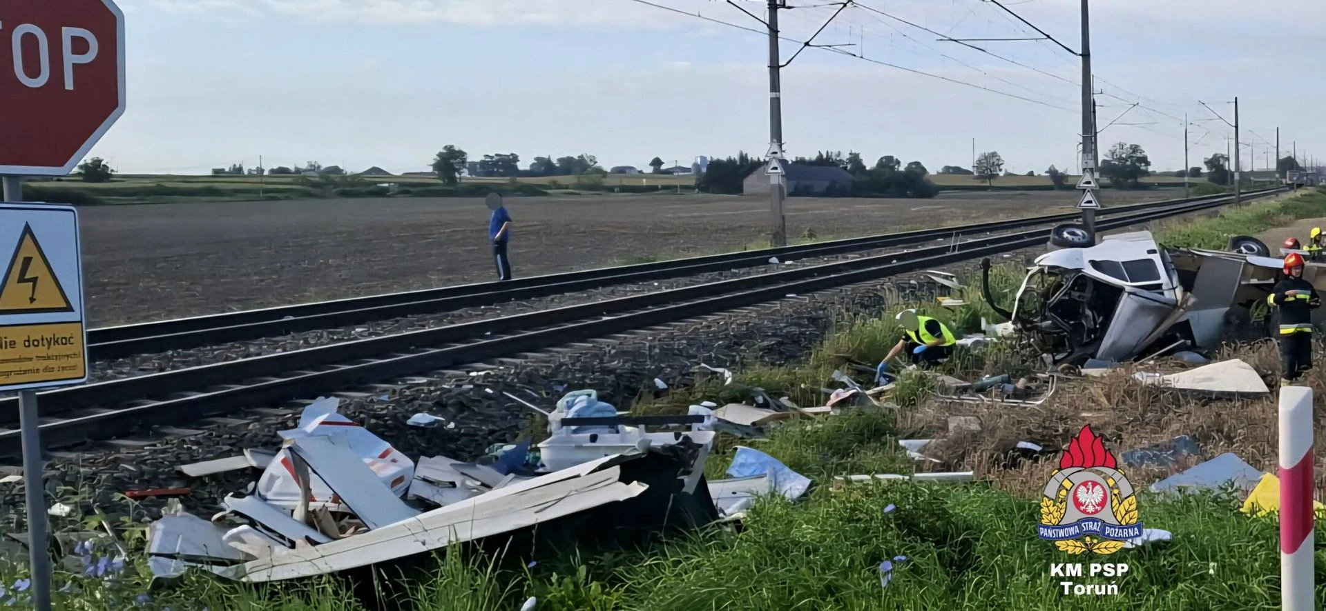 Wypadek na przejeździe Kamper rozerwany na strzępy! Kobieta zginęła w zderzeniu z pociągiem. Mężczyznę zabrało LPR [ZDJĘCIA]