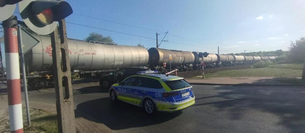 CHWILE GROZY Utknęła autem na przejeździe kolejowym. Rozpędzony pociąg towarowy hamował awaryjnie