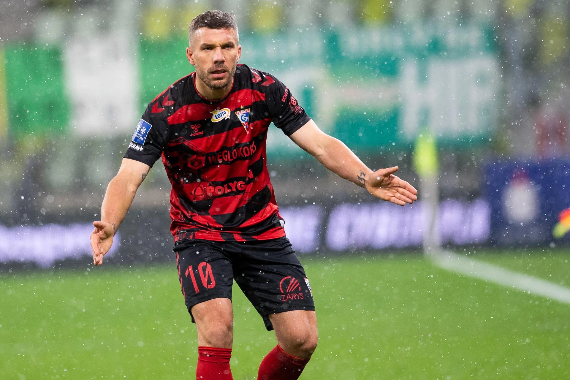 Czekają na kasę Lukas Podolski aż rzucił mięsem. Legendzie puściły nerwy. Sytuacja zrobiła się bardz…
