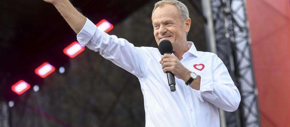 Człowiek wielu talentów Donald Tusk śpiewa kolędę: Przypominamy świąteczny występ z 