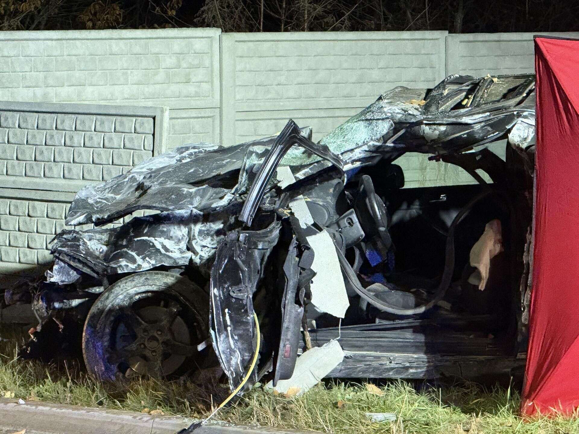 KOSZMAR Audi uderzyło w betonowe ogrodzenie. Zginął młody kierowca