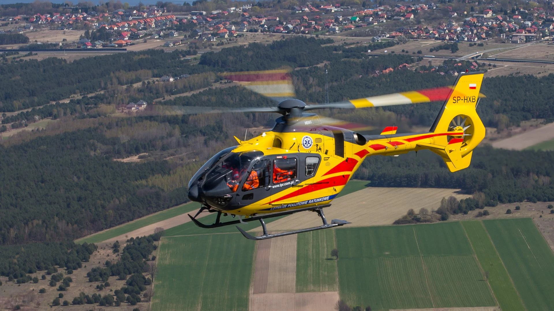 Koszmarny wypadek w Jełowej! Autokar z dziećmi w rowie. Są ranni, utrudnienia na DK45