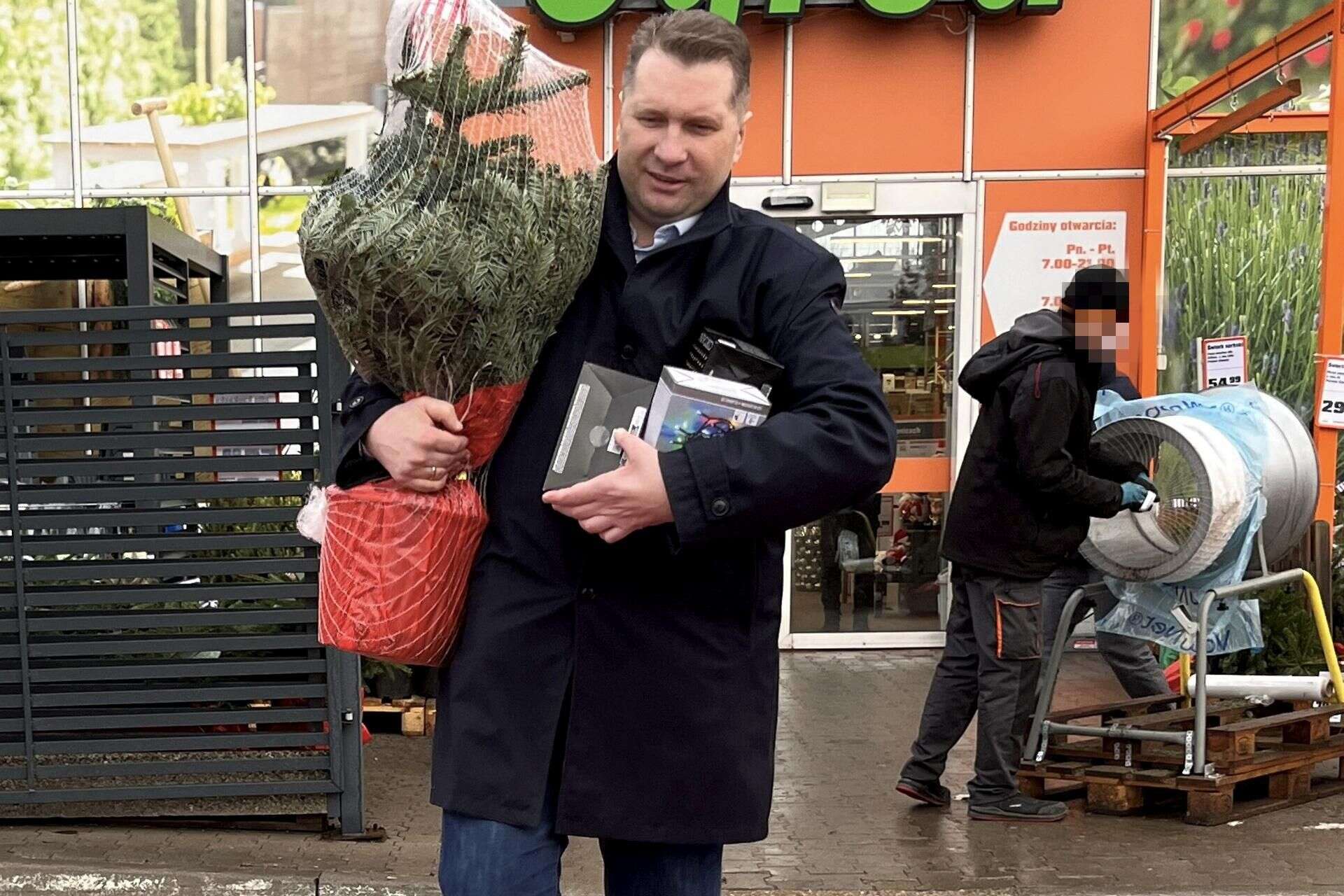 Dziadek na medal! Poseł PiS szykuje się na święta. Czarnek kupił choinkę dla wnuka