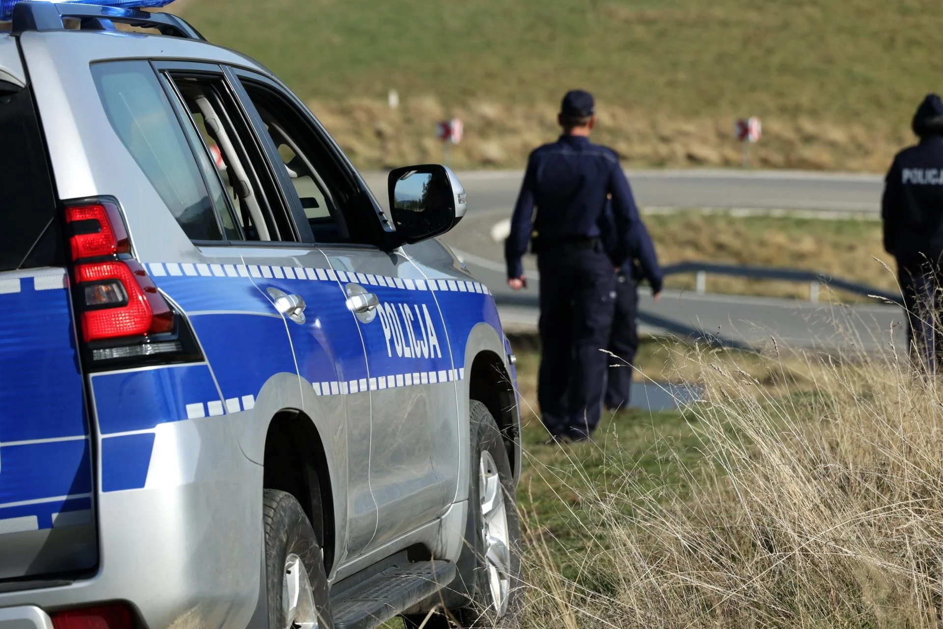 SKĄD POCHODZI OBIEKT? Niepokojące odkrycie na Mazowszu! Policja zabezpieczyła teren dookoła