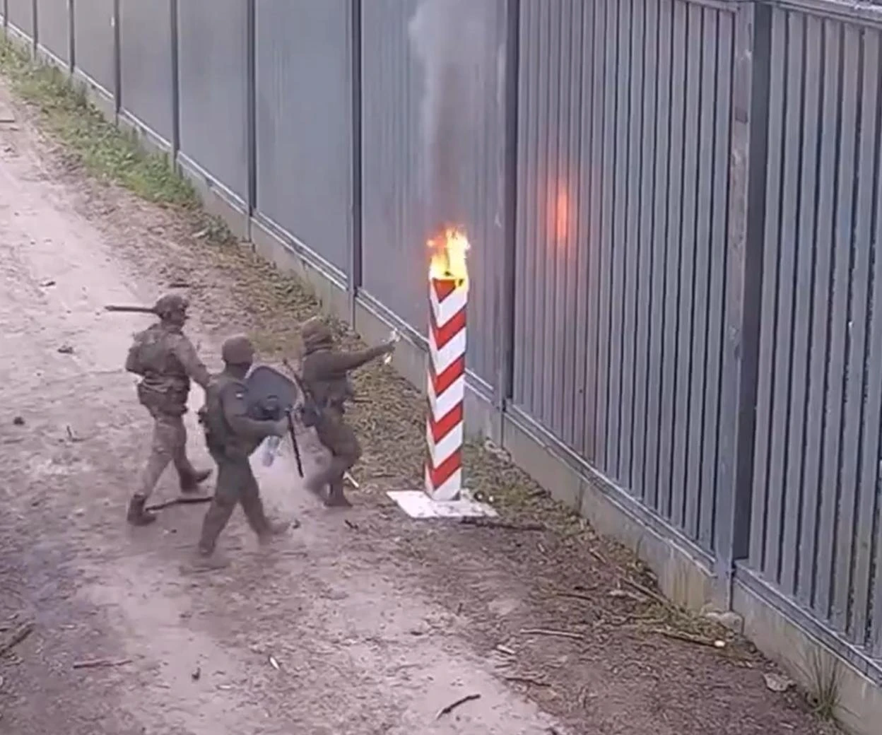 Jest nagranie Migranci podpalili polski znak graniczny. 