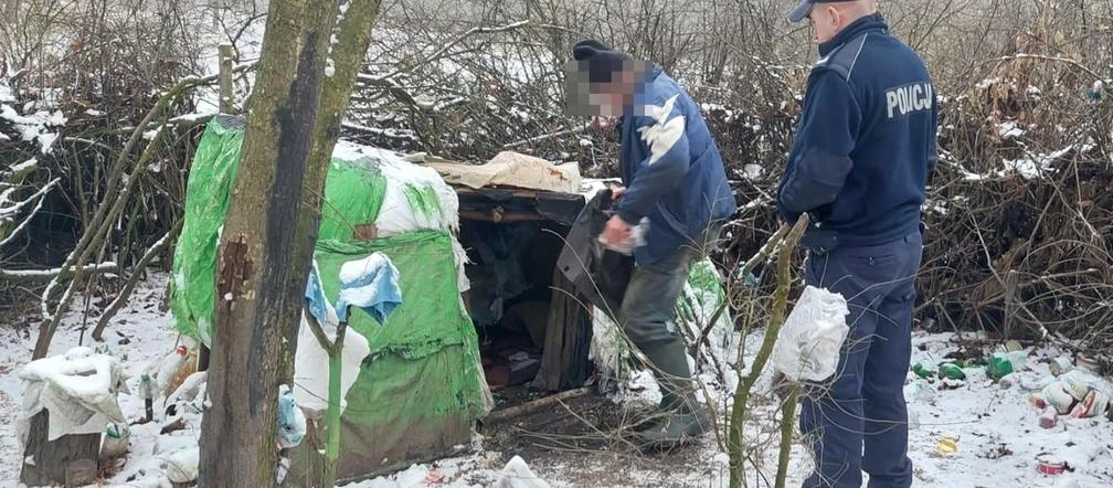 W ostatniej chwili! Mieszkał w szałasie z gałęzi, cudem uniknął śmierci