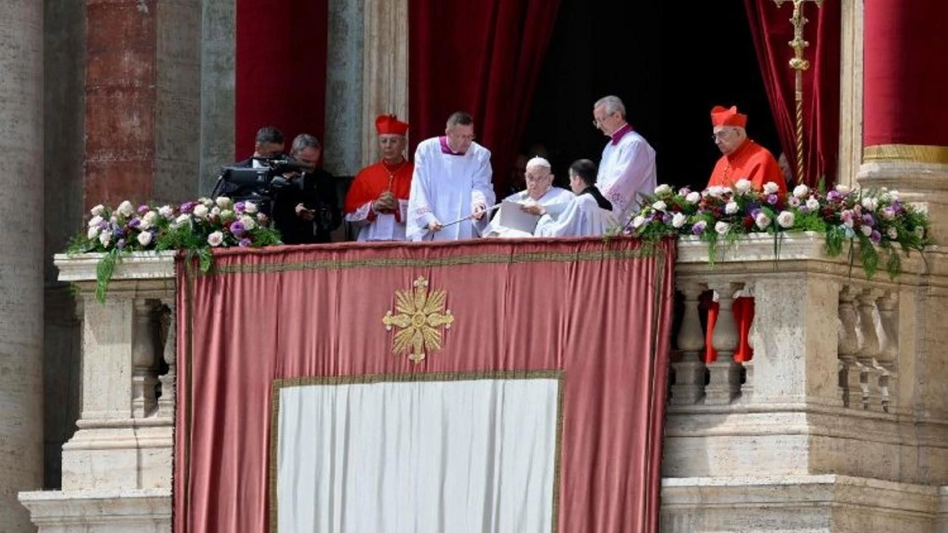 Słuchał go tłum ludzi Wielkie zaskoczenie w Watykanie! Papież Franciszek wygłosił Urbi et Orbi. O to zaape…