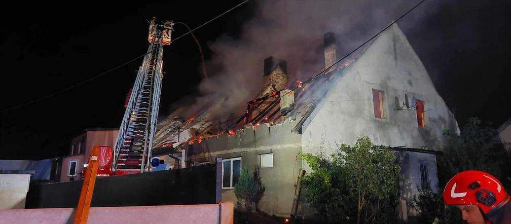 TRAGEDIA W JAWORZNIE Gigantyczny pożar domu w Jaworznie. Nie żyją dwie osoby