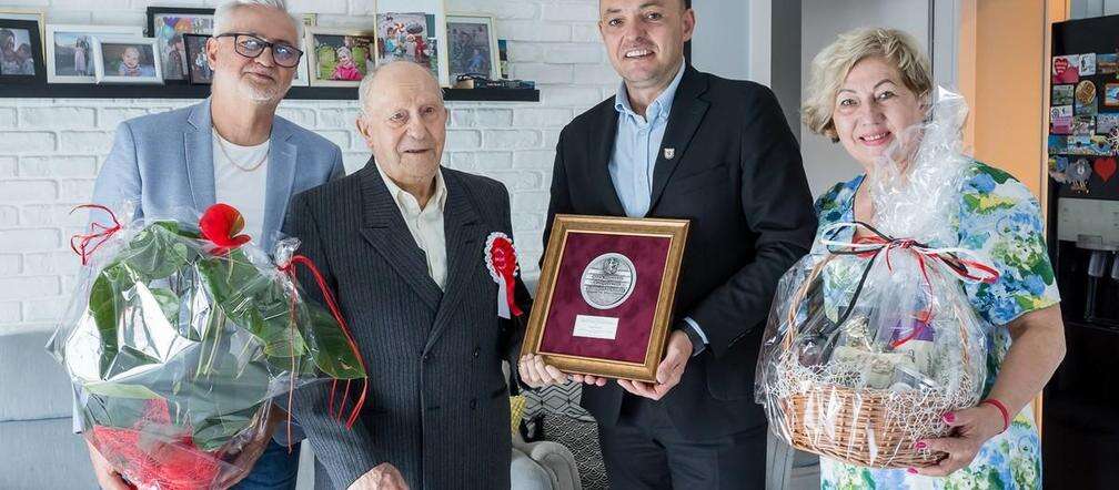 Najlepsze życzenia! Pan Stefan walczył w szeregach Armii Wojska Polskiego i był znakomitym czeladnikiem.…