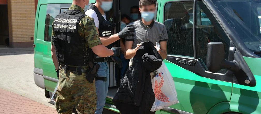 Na Podlasiu zatrzymano dwie grupy nielegalnych migrantów. Wśród nich jest kobieta ...