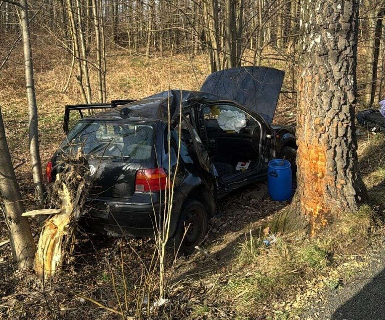 Wypadek Młody kierowca wypadł z jezdni na łuku drogi i uderzył w drzewo. Śmigłowiec zabrał 1…