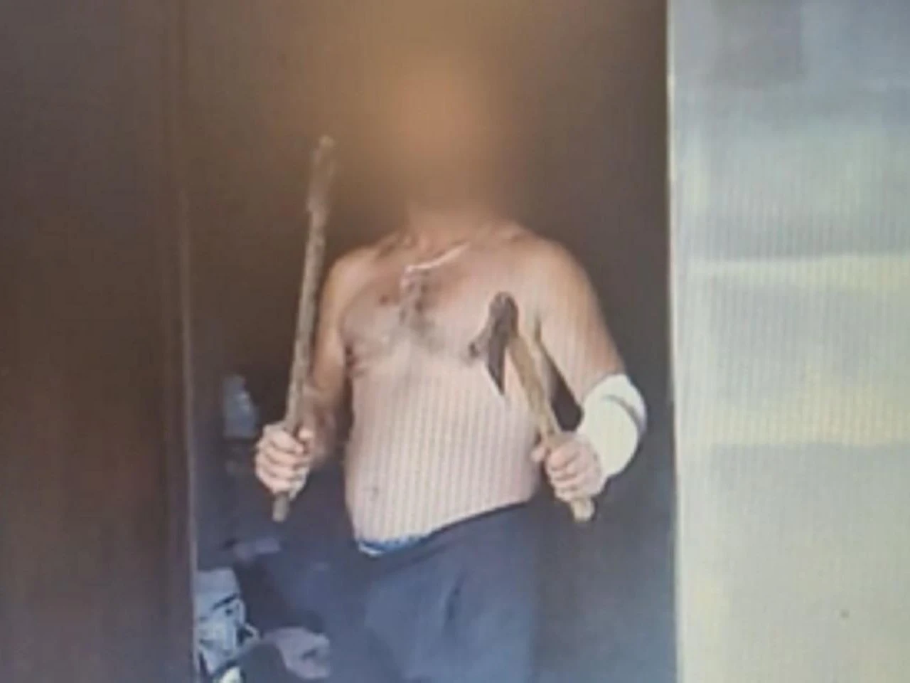 Groza Interwencja policji zamieniła się w koszmar. 49-latek ruszył z siekierami na funkcjo…