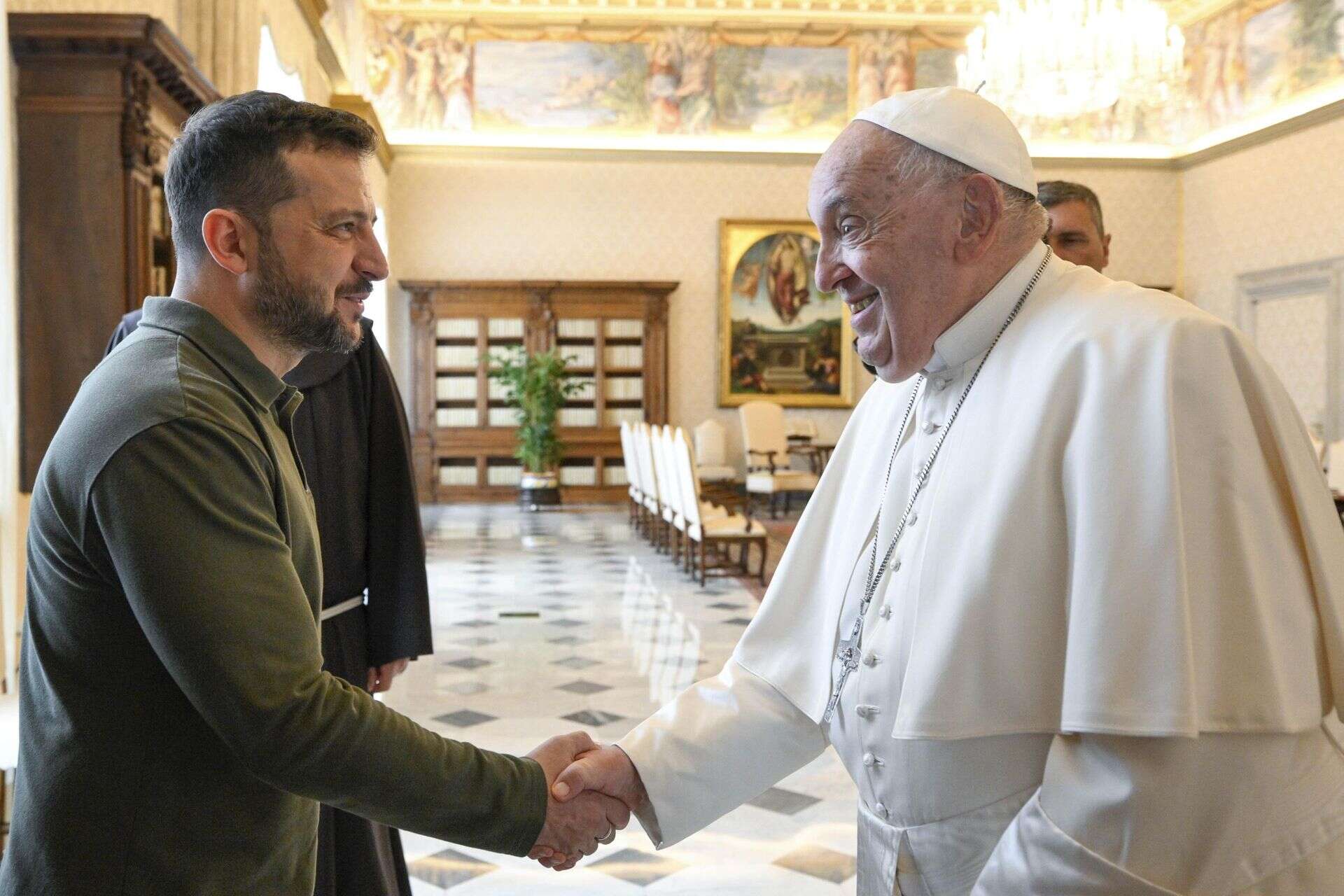 Przybył w tradycyjnym ubraniu Zełenski pojechał do papieża Franciszka. Dał mu wstrząsający prezent