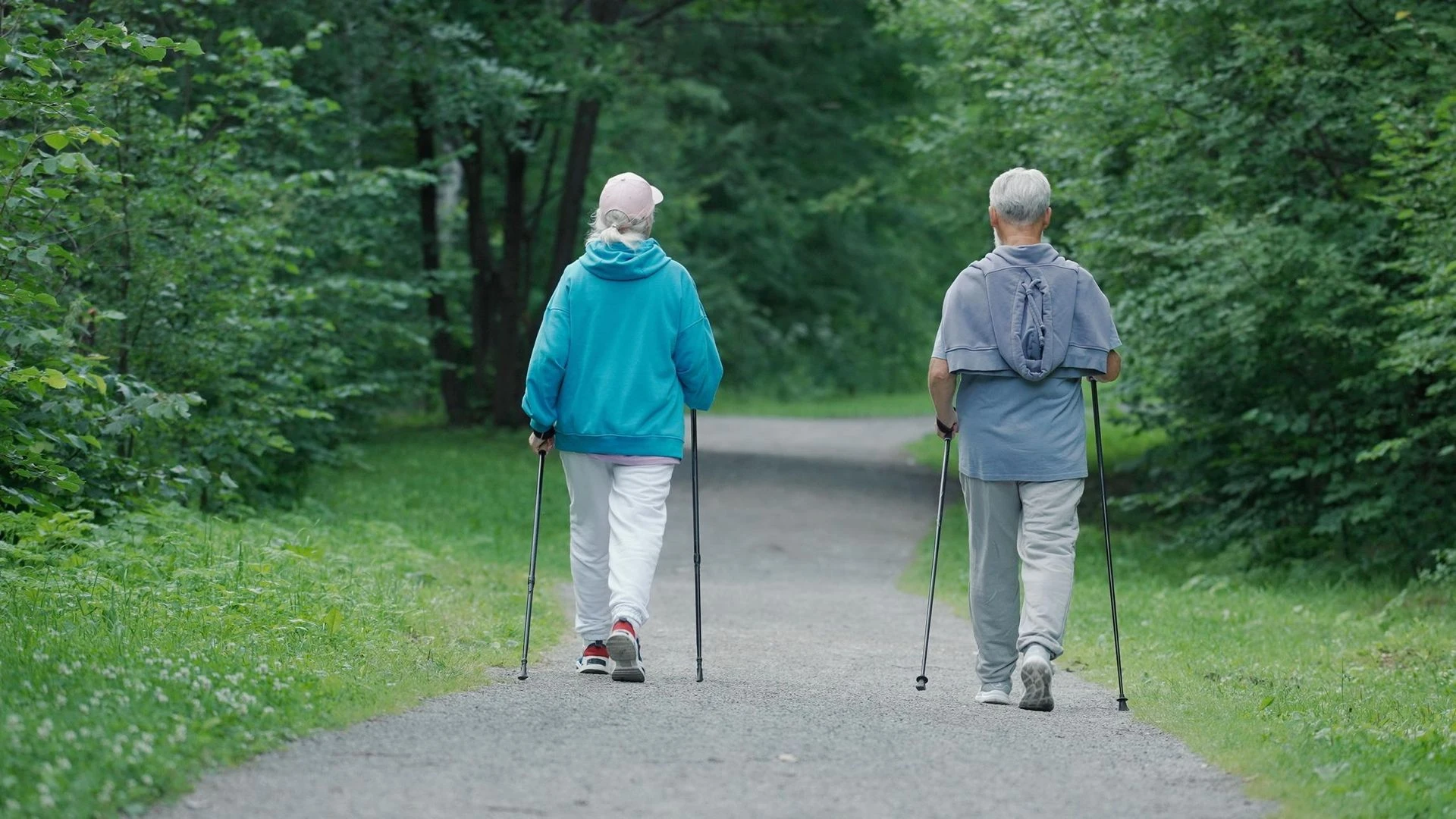 Trening dla seniora Nordic walking odchodzi do lamusa? Oto najlepsza aktywność fizyczna po 60-tce. Bezpieczne dla stawów i poprawiają pamięć