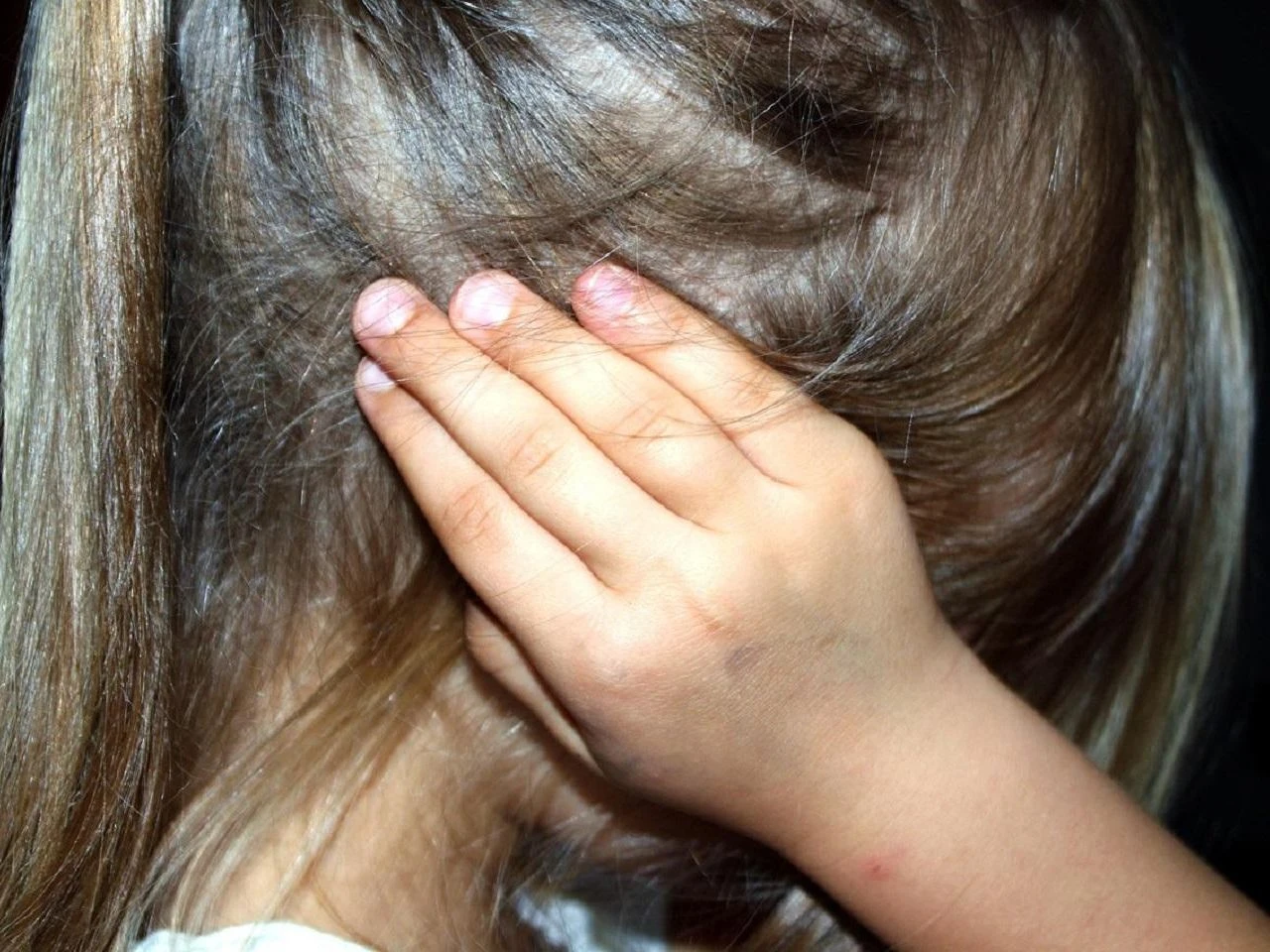Żyją w strachu Mężczyzna chodzi z nożem po osiedlu i grozi wysadzeniem budynku. Mieszkańcy boją się o życie dzieci