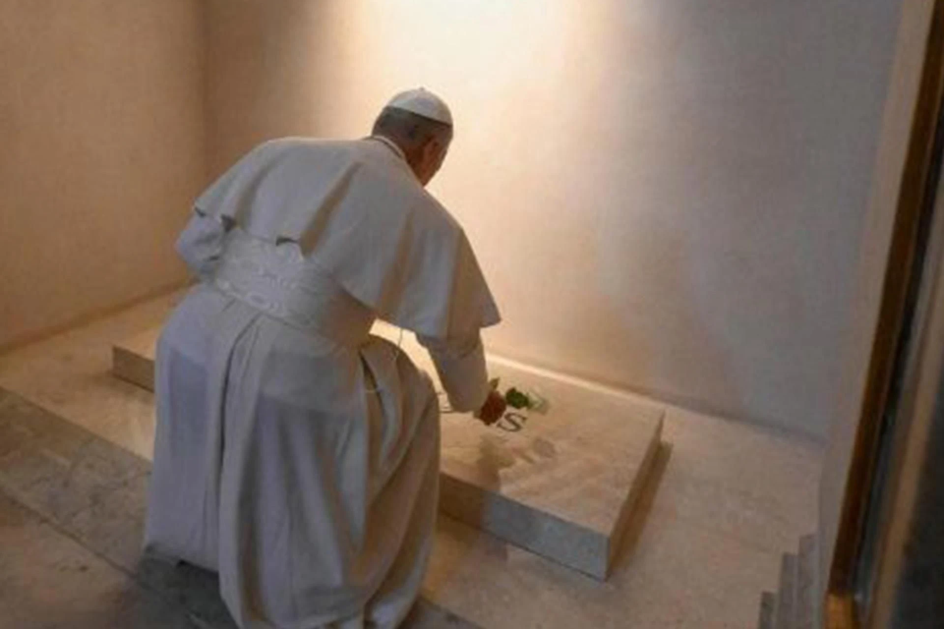 PORUSZAJĄCE Watykan: Papież Leon XIV modlił się nad grobem Franciszka. To zostawił na marmurze