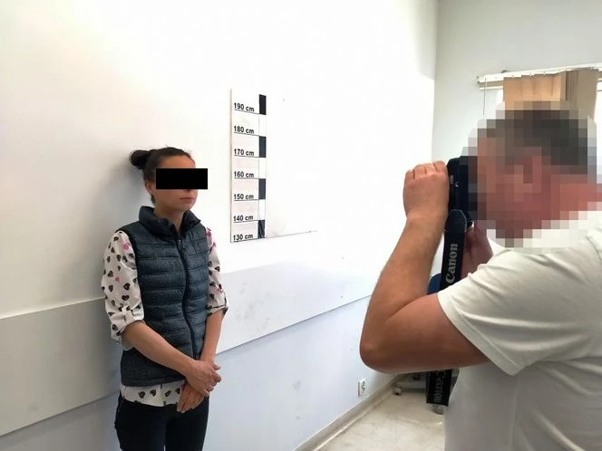 Szok! Siedziała na ulicy, potem atakowała policjantów. Grozi jej więzienie!
