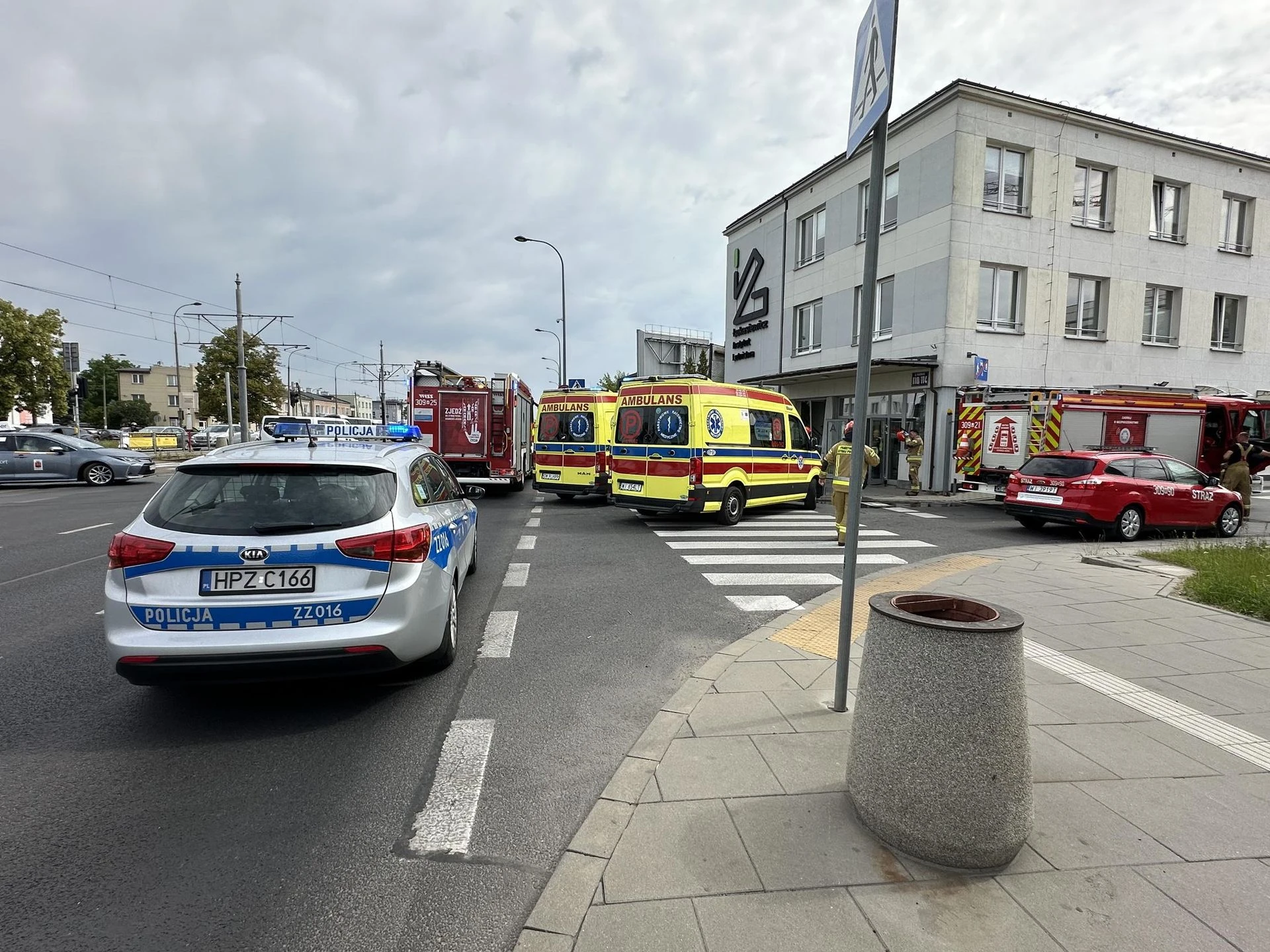 UWAGA, WYPADEK! Kobieta wjechała z budynek Instytutu Lotnictwa. Cztery osoby poszkodowane