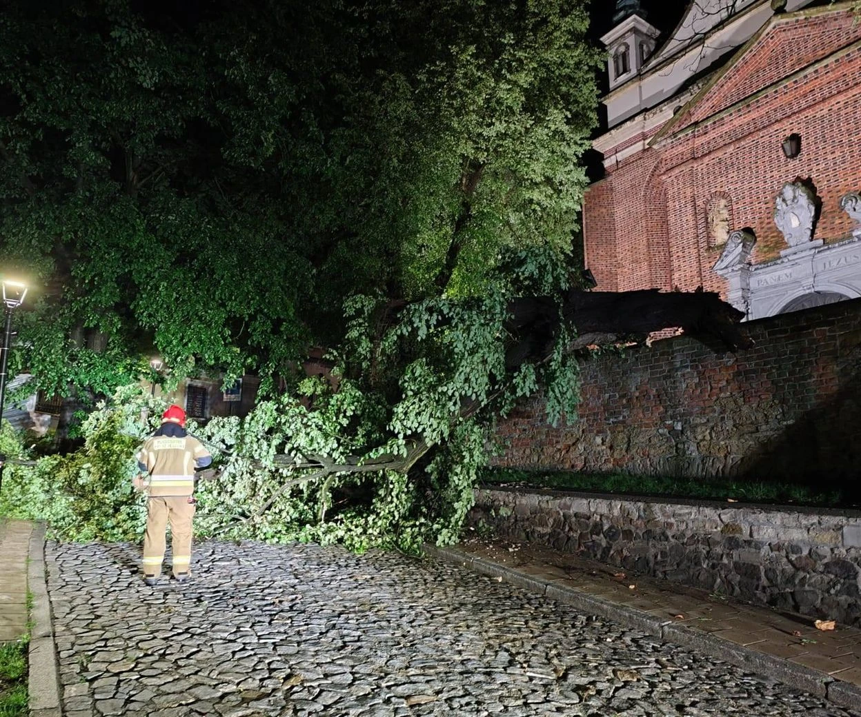 Codzienna pogoda Burze i ulewne deszcze nie odpuszczą. Wiemy, gdzie będzie najgorzej