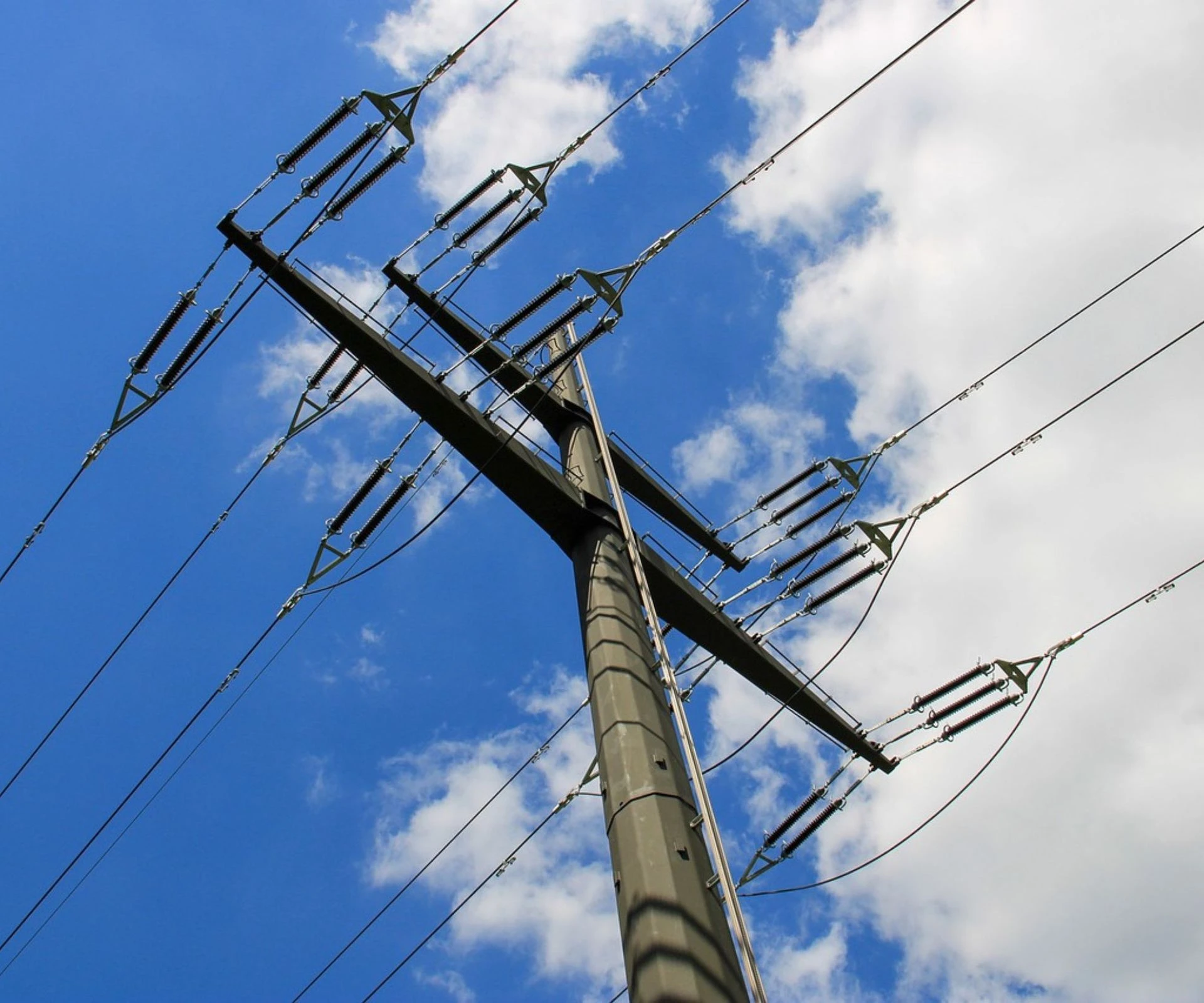 TRAGEDIA 13-latka z Warszawy porażona prądem! Wdrapała się na słup energetyczny