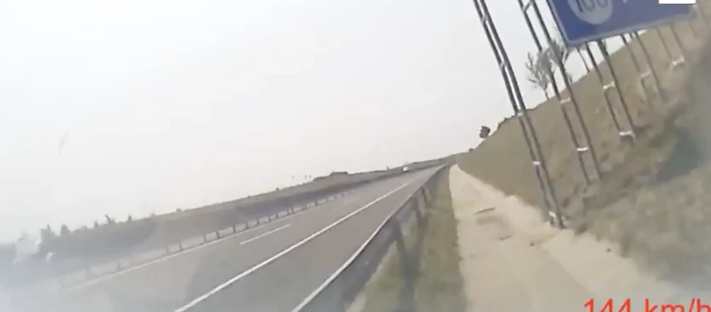 Kierowca zasnął z nogą na gazie. Kamera zarejestrowała wypadek przy 160 km/h - WIDEO