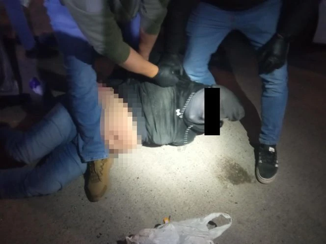 SZALEŃCZY POŚCIG Kobra dorwała „Kaszankę”. Jechali skradzionym fordem. Czołowo wbili się w radiowóz
