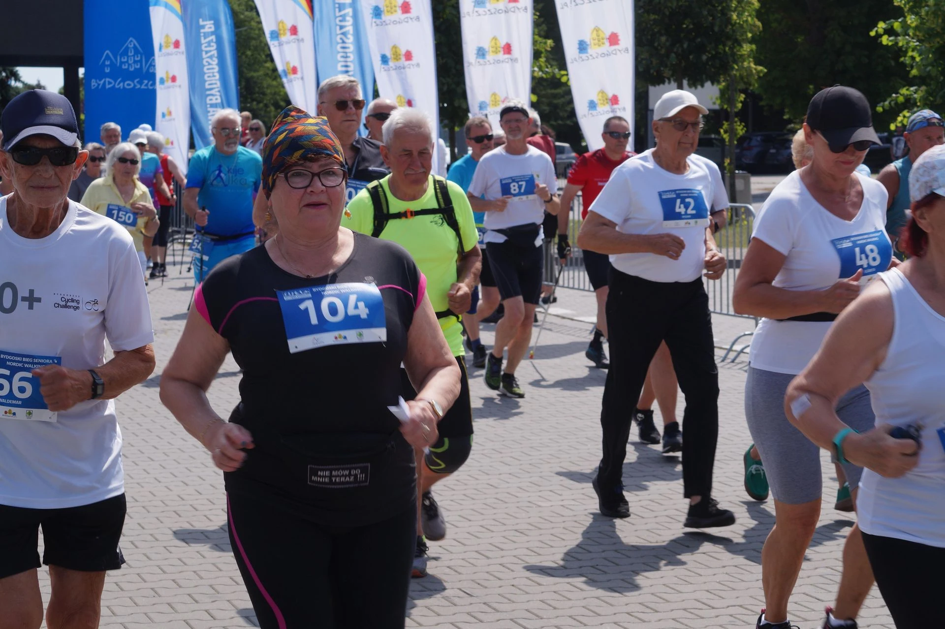 Byliśmy na miejscu! Seniorzy w Bydgoszczy pokazali moc! Blisko setka na starcie pierwszego Biegu Seniora