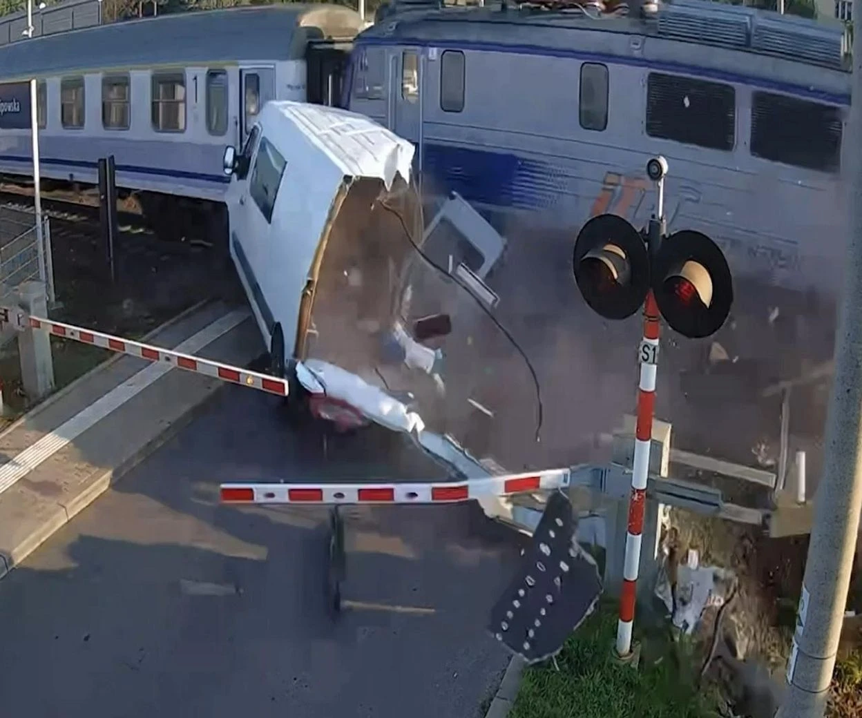 Szokujący wypadek! Pociąg rozerwał dostawczego busa na strzępy! Przerażające nagranie z przejazdu kolejowego pod Krakowem