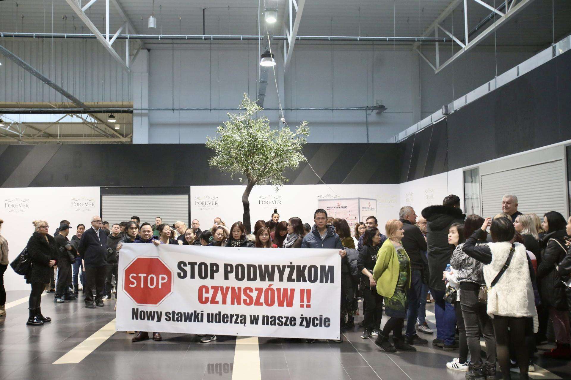 Zwiększono ochronę obiektu Na Marywilskiej chcą blokować wjazdy na parking. Strajk najemców