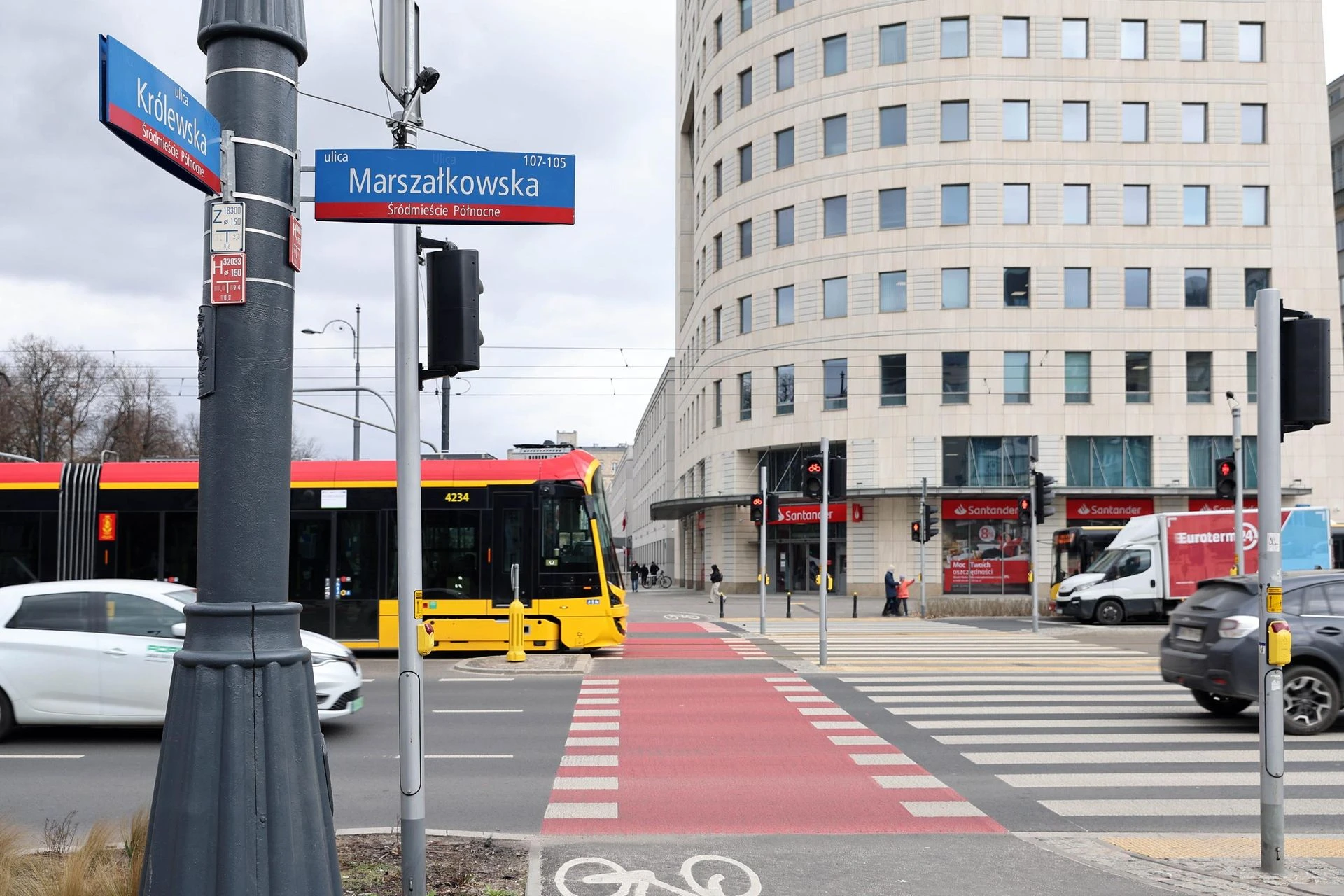 Sprawdź! Zwężą główną ulicę w Warszawie. Będą nowe drzewa i ścieżki rowerowe. Centrum sparali…