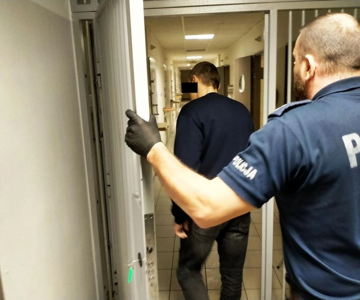 ZŁAPANY Atak siekierą na plebanię w Warszawie. Napastnik uciekł, bo zobaczył księdza. Naresz…