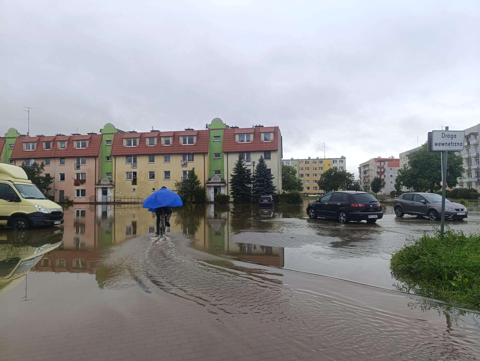 Sytuacja jest poważna Powódź w Polsce. W powiecie nyskim zawieszono zajęcia w szkołach! Wydano pilny komun…