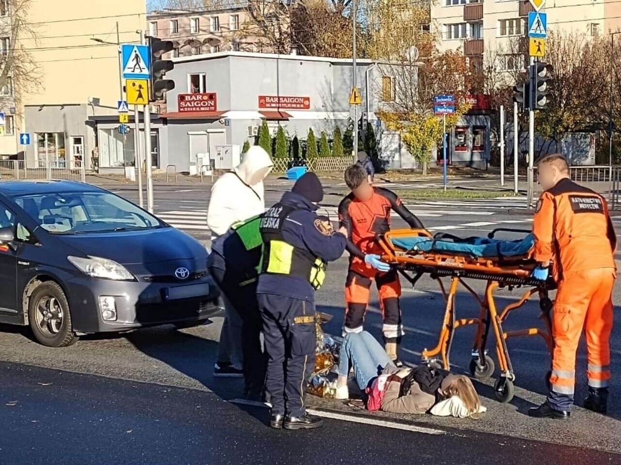 WYJAŚNIENIA KIEROWCY Koszmarne potrącenie na pasach. Taksówka przewiozła pieszą na masce ponad 10 metrów