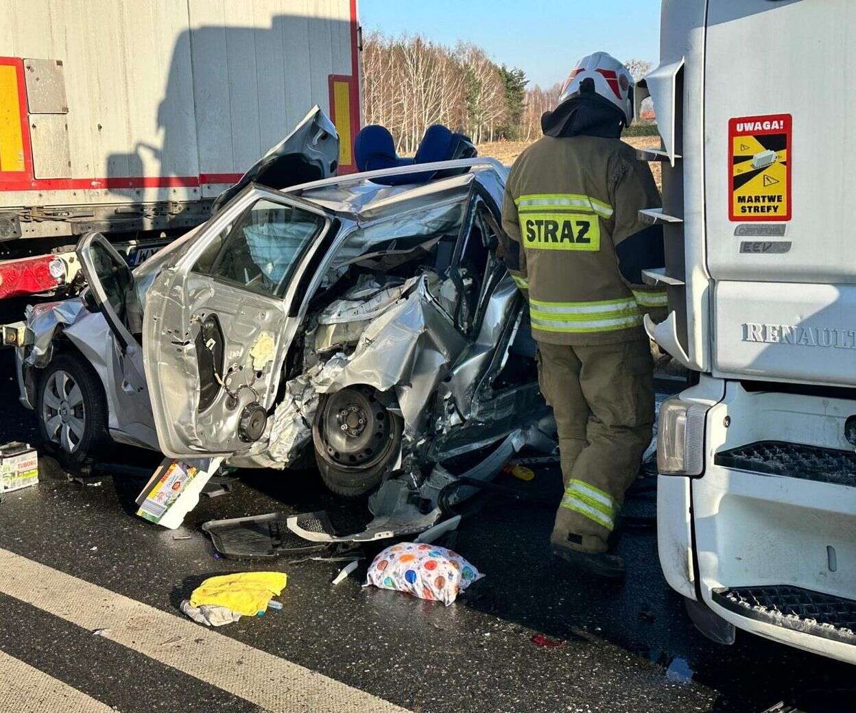 Groza Wstrząsający wypadek pod Żyrardowem. Skoda zmiażdżona między dwoma tirami