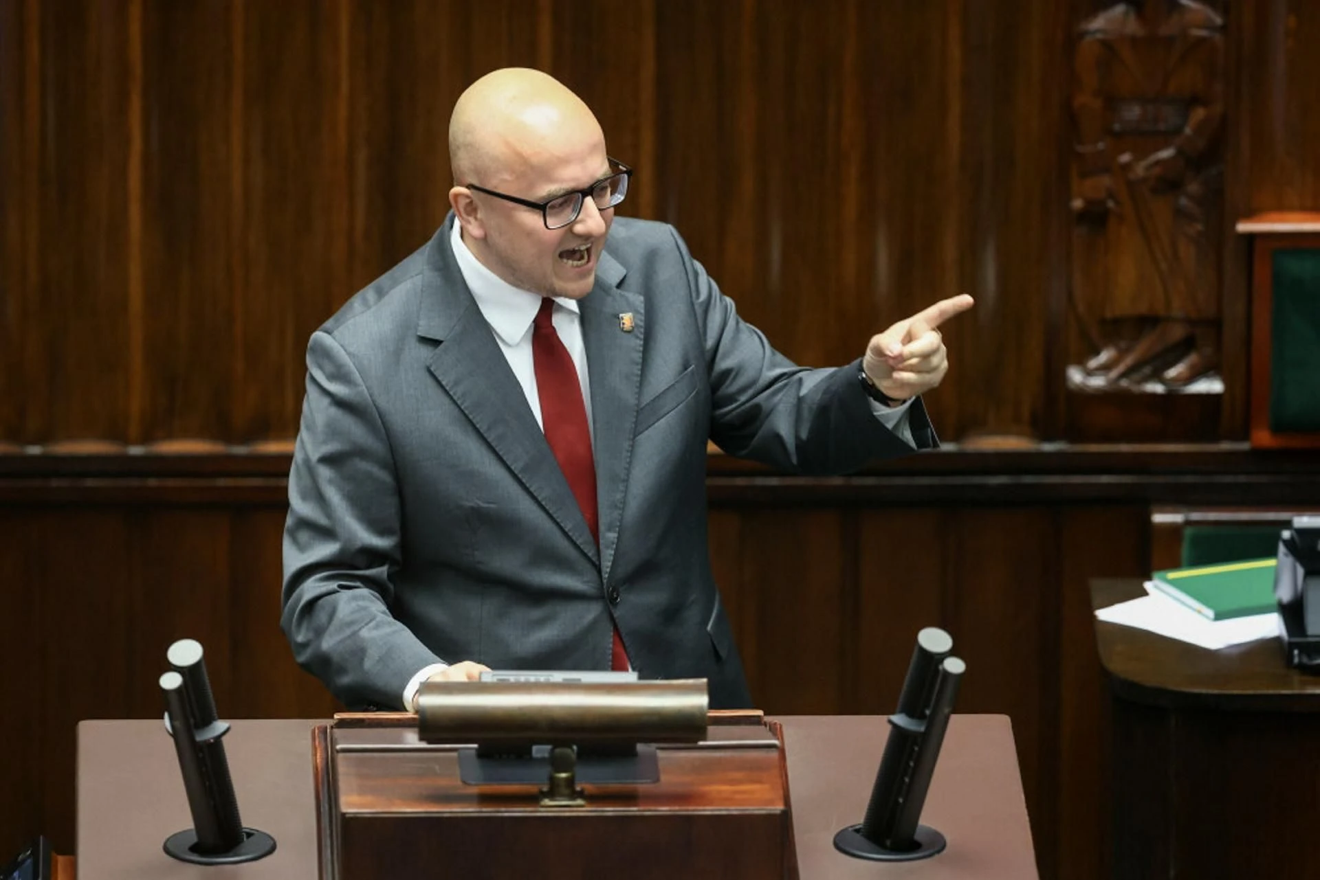 to zaboli portfel Potężna kara finansowa dla posła Mateckiego. Nie zrobił tego przez pobyt w więzieniu…