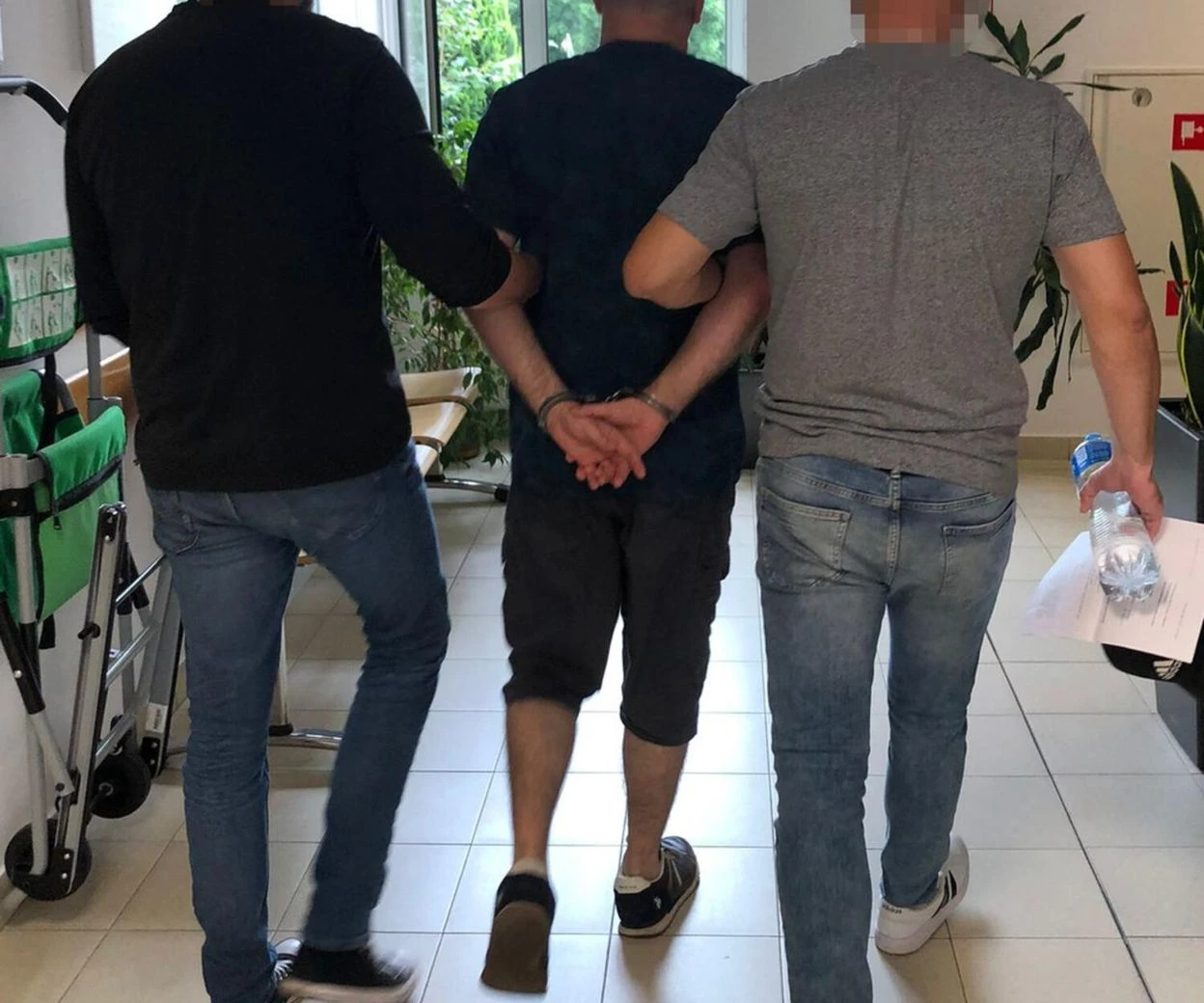 zgotował rodzinie piekło Matka i córka uratowane w ostatnim momencie? Bandzior latami groził im śmiercią. W końcu sięgnął po nóż