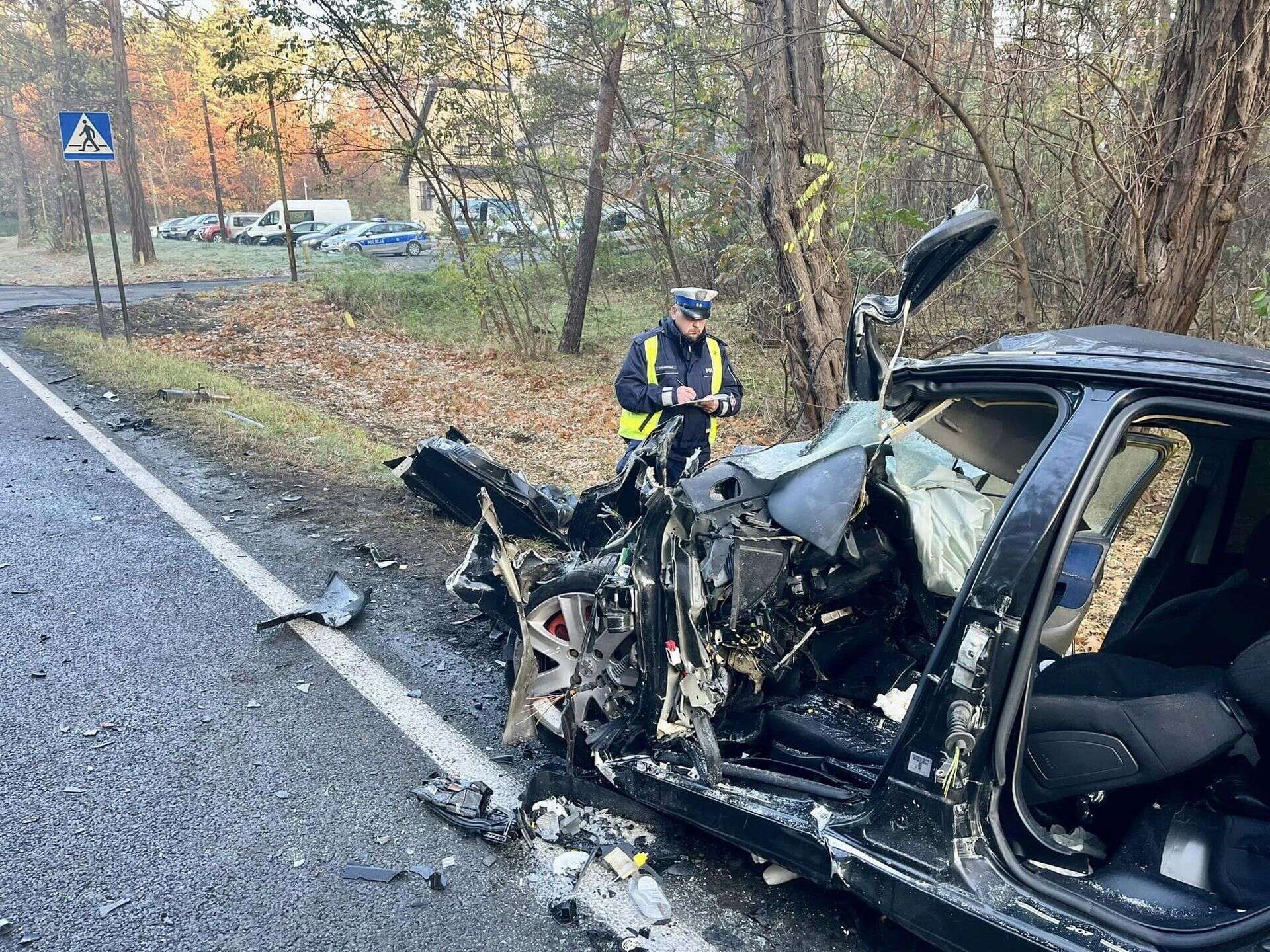 Makabra na drodze Dwaj młodzi mężczyźni nie żyją. Peugeot zmiażdżony przez ciężarówkę